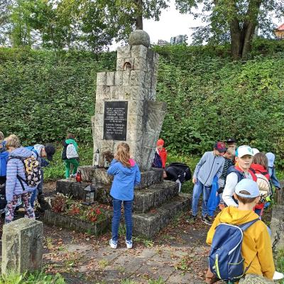 apel poległych - sprzatanie pomnika na łomnickiem.jpg