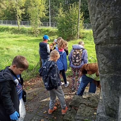 apel poległych - sprzatanie pomnika na łomnickiem.jpg