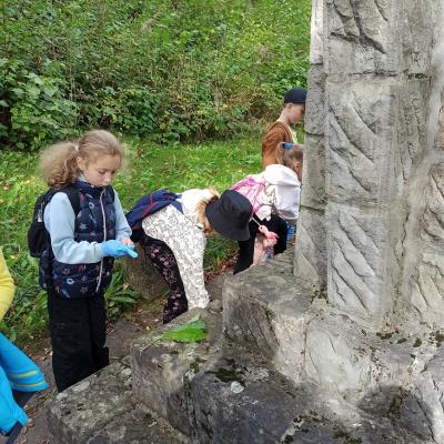 apel poległych - sprzatanie pomnika na łomnickiem.jpg