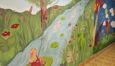 postać z bajki dziewczynka płynąca po rzece na liściu .jpg