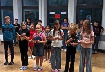 „Wyśpiewać dziś chcemy Wam życzenia” - Dzień Nauczyciela w DWD