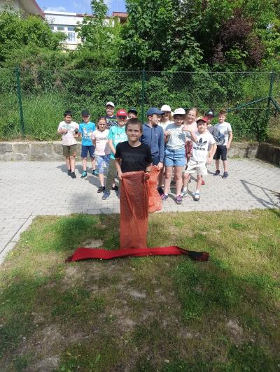 spartakiada sportowa -skoki w workach 2.jpg