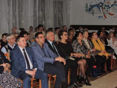 goście oglądający przygotowane jasełka